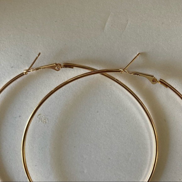 NWT Trendy Extra Large Gold Tone Hoops Earrings 7cm - Picture 6 of 6